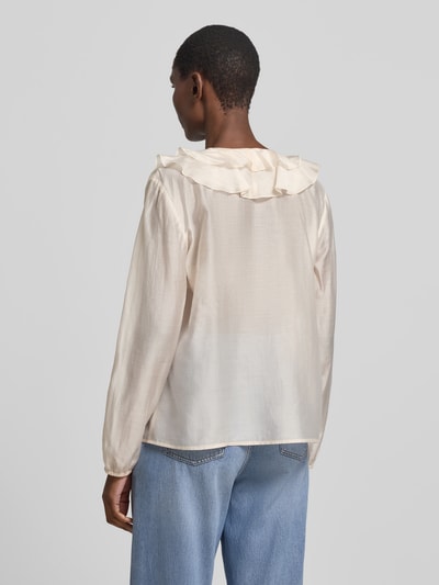 Frauenmodel trägt Regular Fit Bluse aus Lyocell-Mix mit Volants von comma in hellem Beige, fließende Textur, Rückansicht, Ganzkörperansicht. Damenbluse mit V-Ausschnitt, Volants, Rückenlänge 60 cm, Ärmellänge 59 cm.