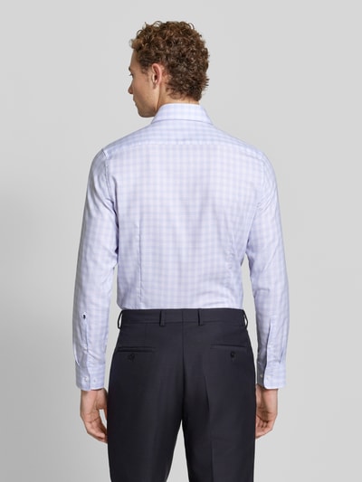 Męski model nosi Slim Fit Businesshemd aus reiner Baumwolle von Seidensticker, jasnoniebieska kratka, gładka faktura, widok całej sylwetki z tyłu, koszule biznesowe.