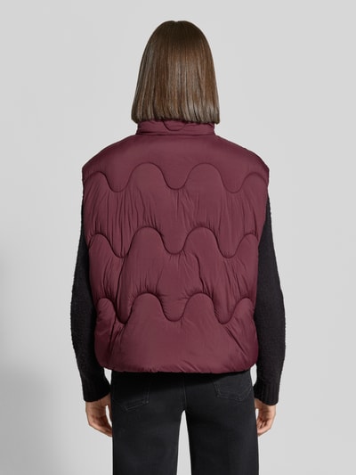 Vrouwenmodel draagt Regular Fit bodywarmer met opstaande kraag van Jake*s Casual in bordeauxrood met golvende textuur, volledig van achteren gezien.