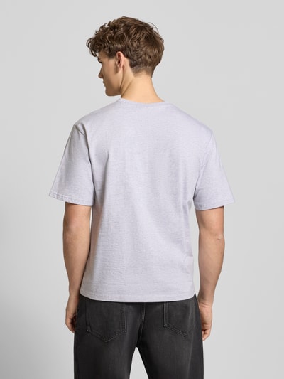 Männermodel trägt T-Shirt mit Label-Print und Rundhalsausschnitt von REVIEW in Hellgrau, Regular Fit aus Baumwolle, Ganzkörperansicht Rückansicht.