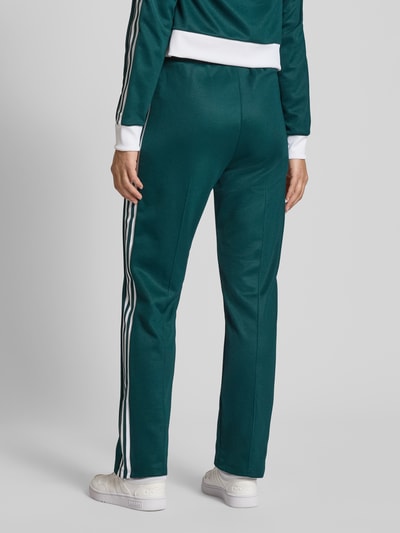adidas Originals Spodnie sportowe o kroju regular fit z detalem z logo Ciemnozielony 5