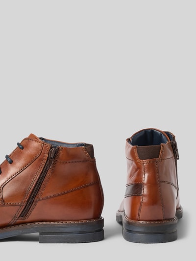 Produktfoto, braune Schnürschuhe aus echtem Leder Modell 'Mero' von bugatti, schmale Passform, profilierte Sohle, glatte Textur, seitlicher Reißverschluss, Kontext: Herren Schnürschuhe aus Leder, Absatzhöhe 3 cm, Schafthöhe und Schaftweite je 10 cm.