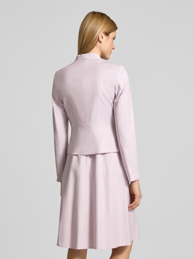 Frauenmodel trägt Fein strukturierter Blazer mit V-Ausschnitt von Christian Berg Woman Selection in zartem Rosa, Material-Mix mit Viskose-Anteil, Slim Fit, Rückenlänge bei Größe 36: 54 cm, Brustweite 44 cm, Ärmellänge 64 cm, feine Struktur, Ganzkörperansicht Rückansicht.