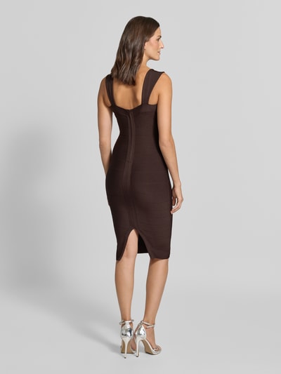 Frauenmodel trägt Cocktailkleid mit Stretch-Anteil von Lipsy in Dunkelbraun, ärmellos, eng anliegend, Midilänge, Nahtreißverschluss, Ganzkörperansicht Rückansicht.