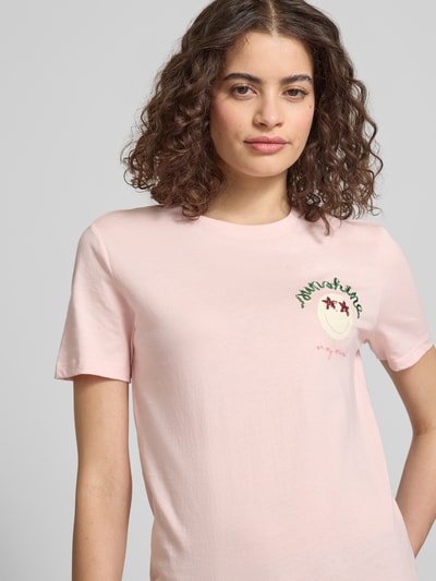 Frauenmodel trägt Regular Fit T-Shirt aus reiner Baumwolle Modell 'KITA' von Only, Optik: Unifarben, Motiv-Print, Paillettenbesatz, Kurzarm, Rundhals, Materialverarbeitung: Jersey, Ganzkörperansicht von vorne.