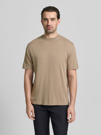Männermodel trägt T-Shirt mit geripptem Rundhalsausschnitt von CRUNA in Beige, reine Baumwolle, Regular Fit, Ganzkörperansicht von vorne.
