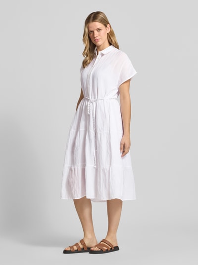 Frauenmodel trägt Tailliertes Blusenkleid aus reiner Baumwolle Modell 'FANCY DRESS' von Pepe Jeans, weiß, lockerer Stoff, Ganzkörperansicht von vorne. Damen Blusenkleid von Pepe Jeans.
