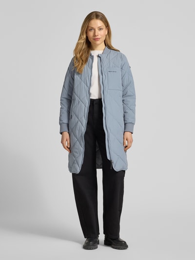 Kobiece modelka nosi Steppjacke mit Zweiwege-Reißverschluss Modell 'YMAL2' od khujo, jasnoniebieski kolor, krój regular fit, długość do kolan, stójka, kieszenie, Szerokość w rozmiarze S: 50 cm, Długość tyłu: 92 cm, Szerokość ramion: 38 cm, Długość rękawa: 60 cm, widok całej sylwetki od przodu.