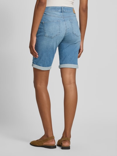 Frauenmodel trägt Jeansshorts mit Eingrifftaschen von Angels aus Baumwoll-Elasthan-Mix, Regular-Fit, hellblaue Textur, Umschlag, Ganzkörperansicht Rückansicht.