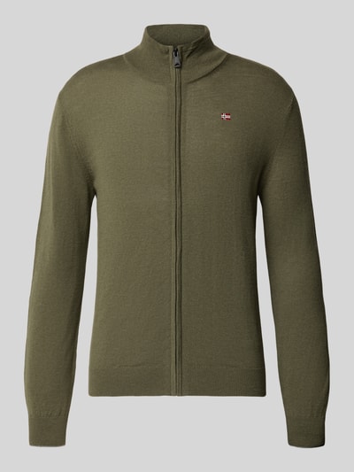 Produktfoto, olivgrüne Strickjacke mit Reißverschluss und Logo-Stitching, reine Wolle, gerippter Stehkragen, Modell 'DAMAVAND' von Napapijri, Regular Fit
