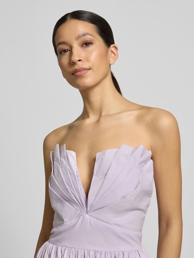 Frauenmodel trägt Cocktailkleid im Off-Shoulder-Look von LACE & BEADS aus Reine Baumwolle, A-Linie, V-Ausschnitt, Gelegte Falten, Nahaufnahme Oberkörper.