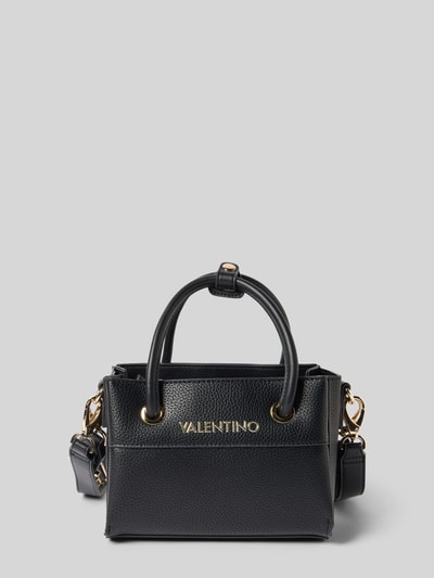 Produktfoto, Handtasche mit Label-Detail Modell 'ALEXIA' von VALENTINO BAGS, schwarz, Hauptfach mit Reißverschluss, Tragehenkel, abnehmbarer Schulterriemen, Breite 21 cm, Länge 15 cm, Tiefe 10 cm, Schulterriemen 123 cm, strukturierte Oberfläche, goldene Details