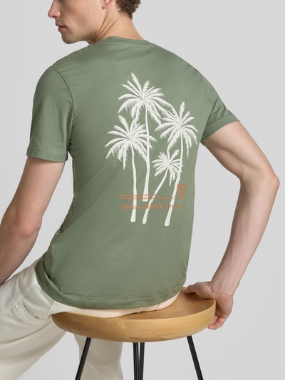 Männermodel trägt Regular Fit T-Shirt aus reiner Baumwolle von Tom Tailor Denim, Optik: Unifarben, Ganzkörperansicht Rückansicht.