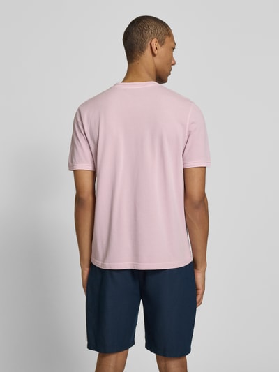 Männermodel trägt T-Shirt mit Rundhalsausschnitt Modell 'LAO' von CINQUE in Hellrosa, glatte Struktur, Regular Fit, Rückansicht, Ganzkörperansicht.