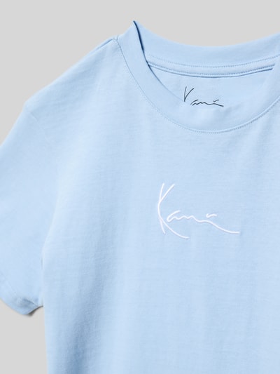 Productfoto, T-shirt met Logo-Stitching en ronde hals van KARL KANI voor kinderen, puur katoen, recht model, ruglengte bij maat 134: 56 cm, lichtblauw met zachte textuur