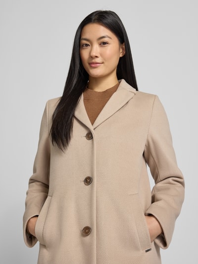 Vrouwenmodel draagt lange jas van materiaalmix met viscose, regular fit, model 'MIRACLE' van Cinque, steekzakken, reverskraag, knoopsluiting, capuchoninzet, lichtbeige kleur, gladde textuur, Nahaufnahme Oberkörper.