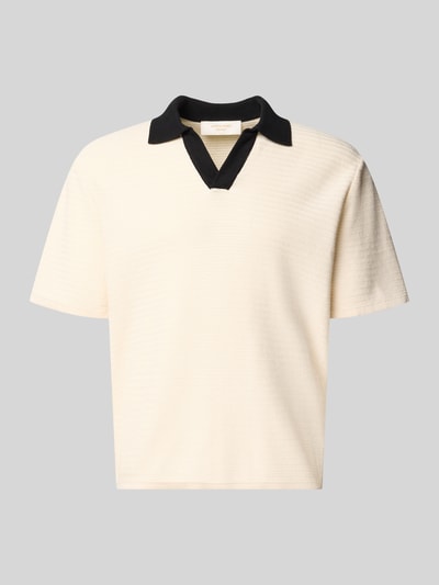Produktfoto, Regular Fit Poloshirt mit V-Ausschnitt Modell 'COTEDAZUR' von Jack & Jones in Creme mit schwarzem Kragen, reine Baumwolle, dezente Struktur.