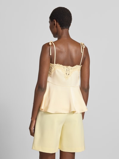 Frauenmodel trägt Damen Top mit Spitzenbesatz Modell 'Kaela' von Neo Noir, pastellgelb, elastischer Material-Mix, Rückansicht, Ganzkörperansicht Rückansicht.