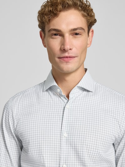 Männermodel trägt wit-grijs geruit Slim Fit Businesshemd aus katoenmix model 'H-HANK-SP' van BOSS, Nahaufnahme Oberkörper, Heren zakelijk overhemd.
