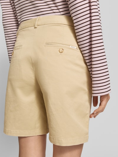 Frauenmodel trägt Bermudas mit Gesäßleistentaschen von Gant in Beige, Baumwoll-Mix, Straight Fit, Nahaufnahme Rückansicht.