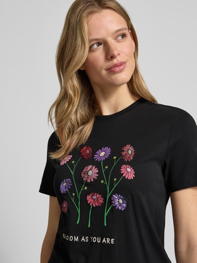 Frauenmodel trägt Damen T-Shirt Slim Fit aus reiner Baumwolle Modell 'KITA' von Only, Optik: Unifarben, Motiv-Print mit Pailletten, Rundhals, Kurzarm, Jersey, Nahaufnahme Oberkörper.
