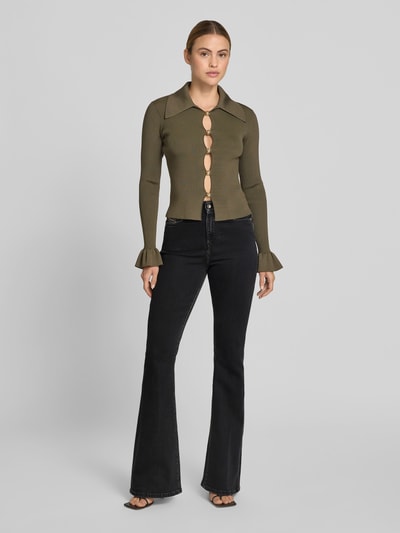 Frauenmodel trägt Flared Fit Jeans mit Logo-Detail von Diesel aus schwarzem Baumwoll-Mix im 5-Pocket-Design, Knopf-Reißverschluss, Ganzkörperansicht von vorne.