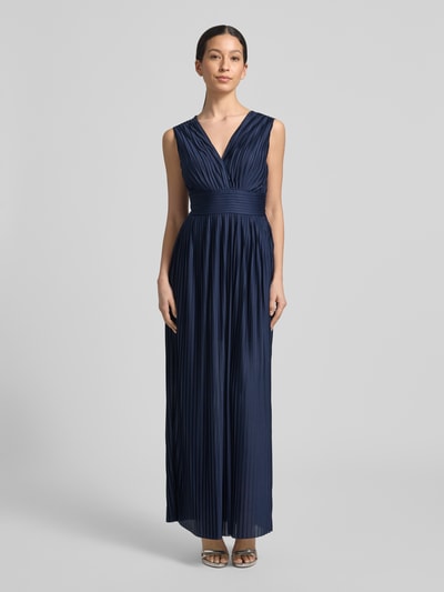 Modelka nosi Abendkleid in Falten-Optik Modell 'Linnea' od GUIDO MARIA KRETSCHMER WOMAN, satyna, krój taliowany, dekolt V, maxi, bez rękawów, ciemnoniebieski, Szerokość w rozmiarze 36: 34 cm, długość tyłu 141 cm, widok całej sylwetki z przodu.