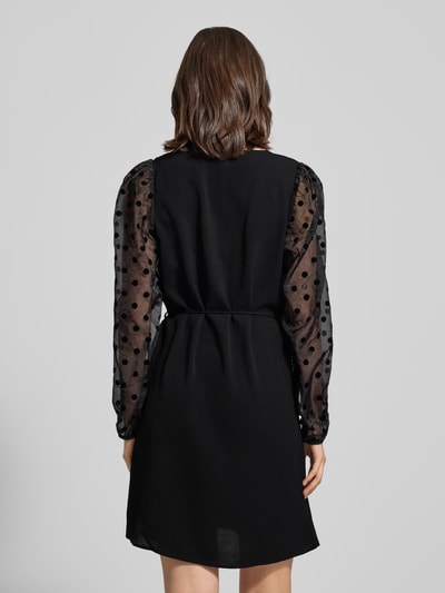 Vero Moda Sukienka koktajlowa o lejącym kroju z półprzezroczystymi rękawami model ‘ALVA’ Czarny 5