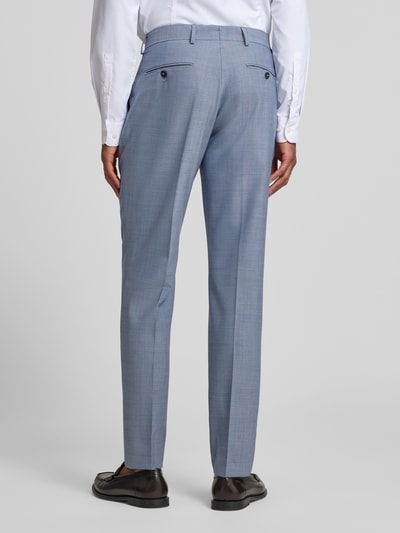 Männermodel trägt Slim Fit Anzughose aus Woll-Mix Modell 'THEO' von SELECTED HOMME in Melange-Optik mit Bügelfalten, Ganzkörperansicht Rückansicht.