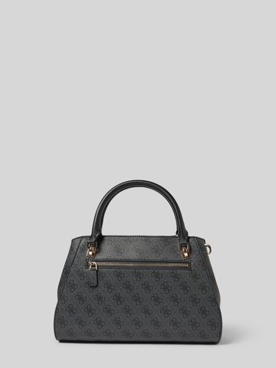 Produktfoto, Handtasche mit Logo-Muster Modell 'ECO NOELLE II' von Guess, zwart met logomotief, ritssluiting, labelapplicatie, draagband, schouderband, hoofdvak, breedte 26 cm, lengte 2 cm, diepte 12 cm, lengte schouderband 123 cm.
