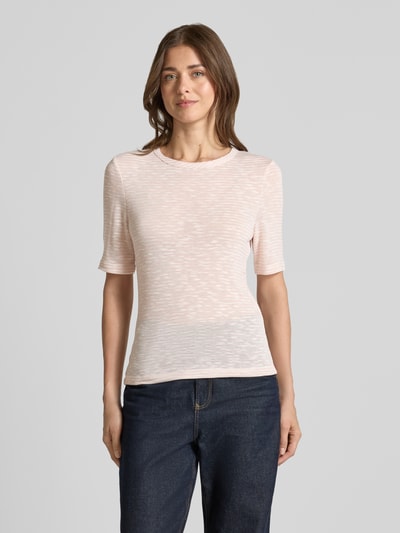 Frauenmodel trägt Damen T-Shirt mit Rundhalsausschnitt Modell 'Sambi' von OPUS, Material-Mix mit Viskose-Anteil, Slim Fit, heller Farbton, zarte Textur, 1/2-Arm, Rückenlänge bei Größe 36: 57 cm, Ganzkörperansicht von vorne.