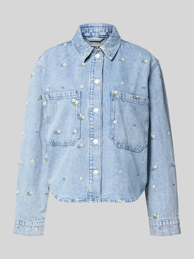 Produktfoto, helle blaue Regular Fit Jeansjacke aus reiner Baumwolle Modell 'CASSIE' von ONLY mit kleinen weißen und grünen Blumenmotiven, Damen Jeansjacke.