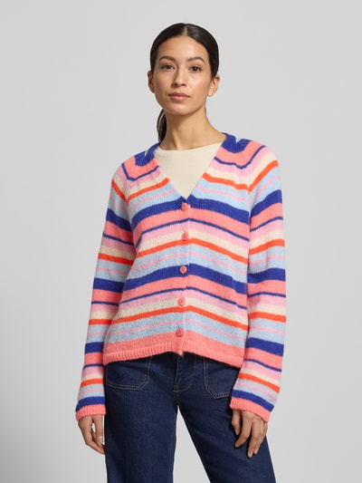Frauenmodel trägt Strickjacke mit Knopfleiste von Smith and Soul im Mohair-Mix, Streifen in Rosa, Blau und Weiß, lockerer Schnitt, Ganzkörperansicht von vorne.