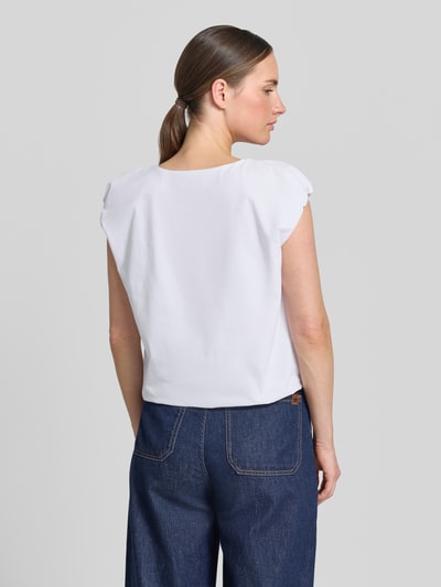 Frauenmodel trägt T-Shirt mit Rundhalsausschnitt und Drapierungen von Zero in Weiß, Regular-Fit, Kappärmel, Rückenlänge 48 cm, Ganzkörperansicht Rückansicht