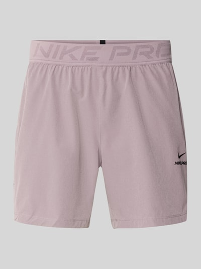 Produktfoto, Shorts mit Logo und elastischem Bund von NIKE TRAINING in Hellrosa, Material-Mix mit Stretch-Anteil, Regular-Fit, sichtbare Struktur
