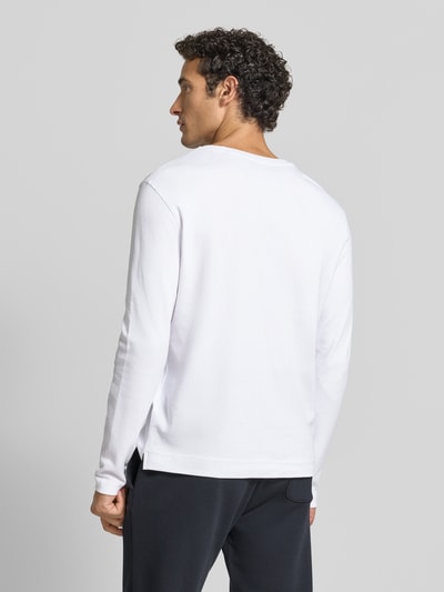 Männermodel trägt Longsleeve mit Rundhalsausschnitt von Christian Berg Men in Weiß, schlichte Struktur, reine Baumwolle, Rückansicht, Ganzkörperansicht Rückansicht, Slim Fit, Rückenlänge bei Größe M 70 cm.