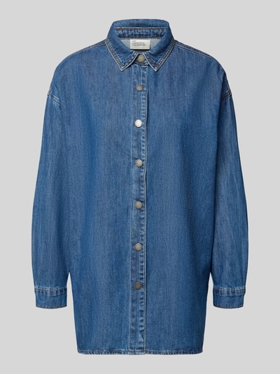 Produktfoto, Oversized Jeansbluse mit überschnittenen Schultern Modell 'Hilma' von My Essential Wardrobe, reine Baumwolle, kräftiges Jeansblau, Umlegekragen, silberne Knöpfe, strukturierte Denim-Textur