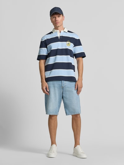 Męski model nosi Regular Fit Poloshirt mit Label-Stitching von MCNEAL, bawełna, krój regular fit, listwa guzikowa, długość tyłu 66 cm w rozmiarze M, widok całej sylwetki z przodu.