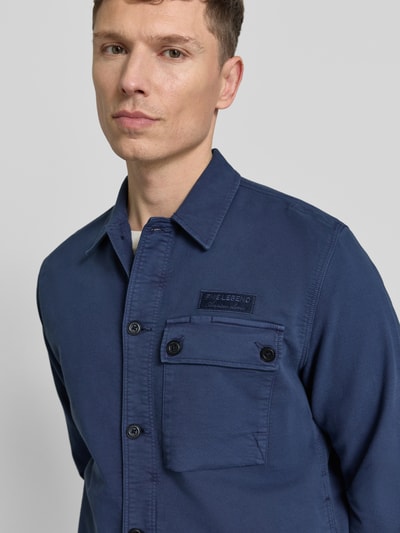 Männermodel trägt Regular Fit Hemdjacke mit Kentkragen und Label-Stitching von PME Legend, Lyocell-Baumwoll-Mix, Nahaufnahme Oberkörper.