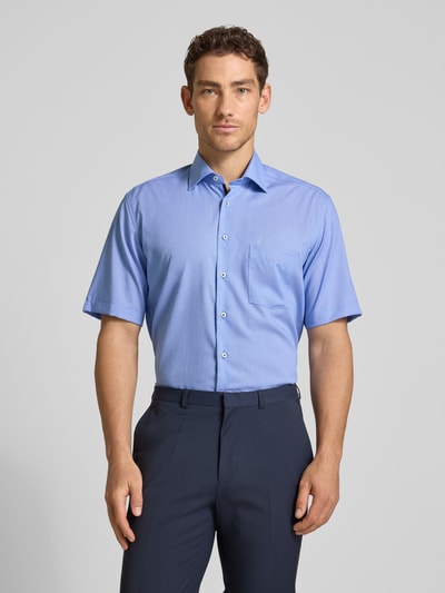 Männermodel trägt Regular Fit Freizeithemd aus Lyocell-Mix von ETERNA in Blau mit Kentkragen, Knopfleiste, Brusttasche, Ganzkörperansicht von vorne. Rückenlänge bei Größe 40: 81 cm, Schulterbreite: 46 cm, Ärmellänge: 28 cm.