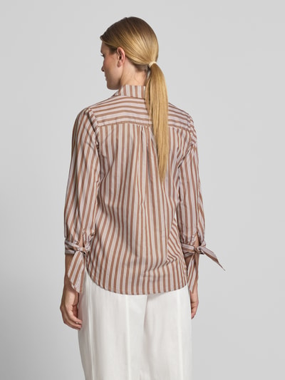 Frauenmodel trägt Regular Fit Bluse mit Knotendetails von Fynch-Hatton, braun-weißer Allover-Streifenlook, reine Baumwolle, Ganzkörperansicht Rückansicht.