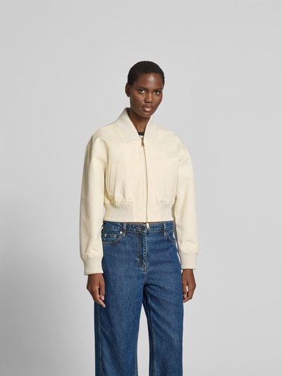 Frauenmodel trägt Regular Fit Bomberjacke mit Stehkragen von Self-Portrait in Creme, Baumwolle, elastische Abschlüsse, Ganzkörperansicht von vorne