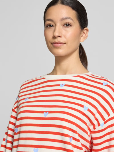 Kobiece model nosi bluzę 'Sweatshirt im Allover-Look' od Smith and Soul, mieszanka bawełny i modalu, krój relaxed fit, wzór na całej powierzchni, okrągły dekolt, zbliżenie górnej części ciała.