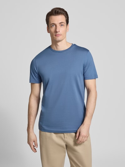 Męski model nosi T-Shirt mit Rundhalsausschnitt von Christian Berg Men, bawełna, krój regular fit, kolor niebieski, widok całej sylwetki z przodu. Długość tyłu w rozmiarze M: 70 cm.