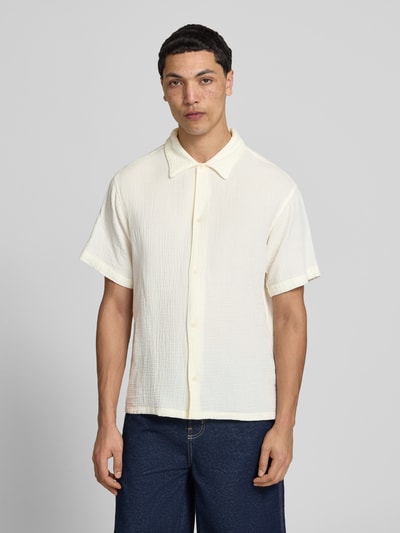 Männermodel trägt Regular Fit Freizeithemd mit Kentkragen von Jack & JonesR, reine Baumwolle, cremefarben, strukturierte Textur, Nahaufnahme Oberkörper.