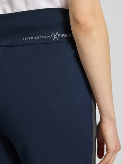 Frauenmodel trägt FIRE + ICE Hose mit elastischem Bund Modell 'ANNY' aus Baumwoll-Mix mit Stretch-Anteil in Dunkelblau, Detailaufnahme.
