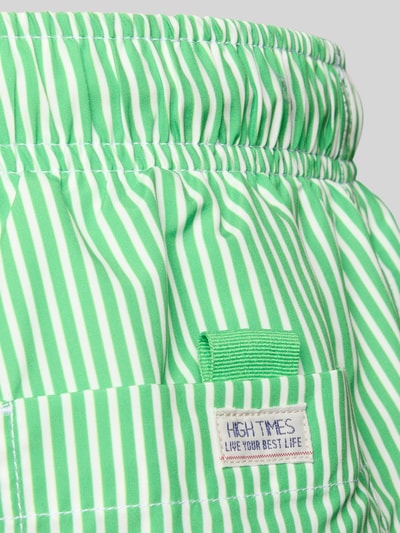 Produktfoto, grün-weiß gestreifte Badehose mit Gesäßtasche und Label-Patch von MCNEAL, Loose-Fit, Elastischer Bund mit Kordelzug, Detailaufnahme