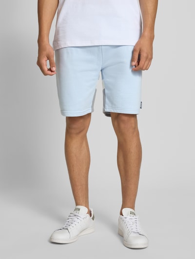 Ellesse Regular Fit Sweatshorts mit Logo-Badge Modell 'HARKAN' Hellblau 4
