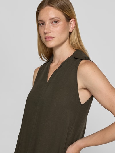 Frauenmodel trägt knielanges Kleid aus Viskose-Leinen-Mix Modell 'Wika' von OPUS in Oliv, A-Linie, Umlegekragen, V-Ausschnitt, Nahaufnahme Oberkörper.