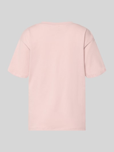 Frauenmodel trägt Pyjama-Oberteil mit Motiv-Print von Jake*s Casual, reine Baumwolle, Relaxed-Fit, Rundhalsausschnitt, Ganzkörperansicht Rückansicht.